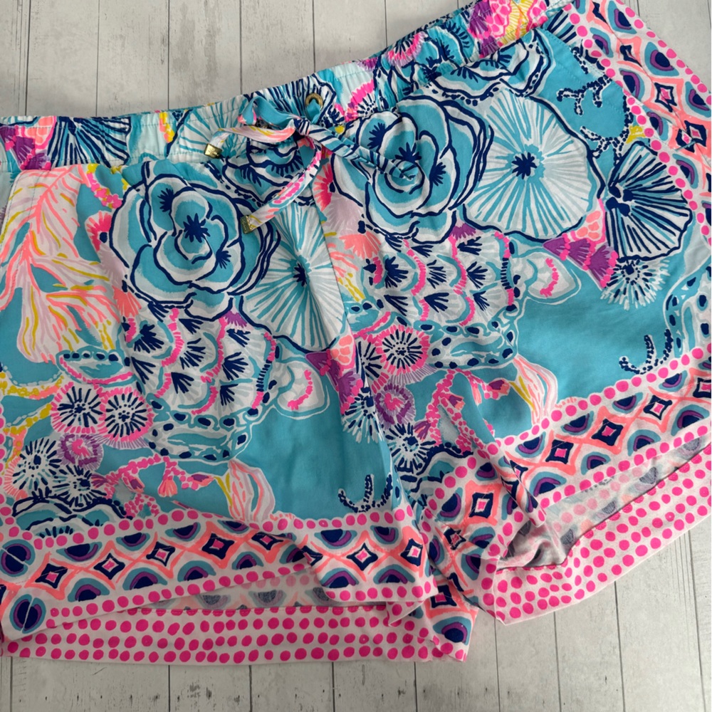 Lilly Pulitzer drawstring shorts- EUC size M. Lightweight fabric